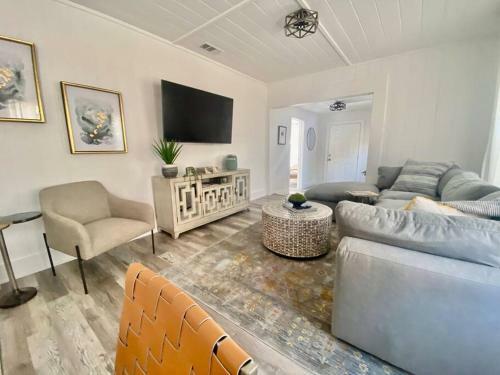 2-3bed/1b Cottage* Great Location, Private Yard, Parking
