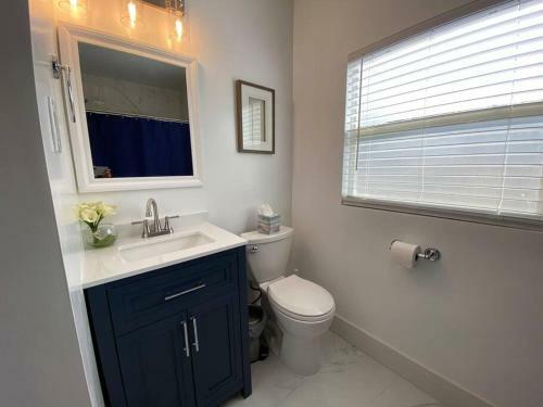 2-3bed/1b Cottage* Great Location, Private Yard, Parking