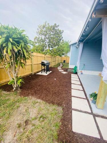 2-3bed/1b Cottage* Great Location, Private Yard, Parking