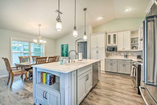 Modern Gem With Private Kayak Dock On Rainbow River!