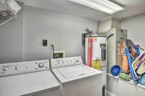 Apartamento Sleek Beachfront Getaway With Community Perks!