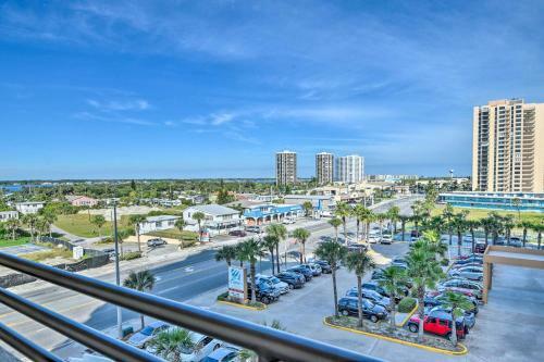 Apartamento Sleek Beachfront Getaway With Community Perks!