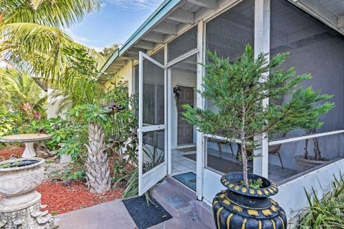 Boho Chic Home With Outdoor Oasis - Near Beach!