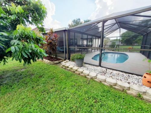 Robby's Roost - Charming 3 Bed 2 Bath Fort Myers Vacation Villa