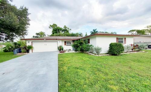 Robby's Roost - Charming 3 Bed 2 Bath Fort Myers Vacation Villa