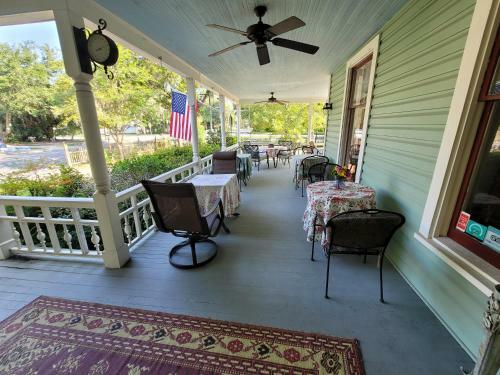 Bed & Breakfast Camellia Rose Inn- Briar Rose Room