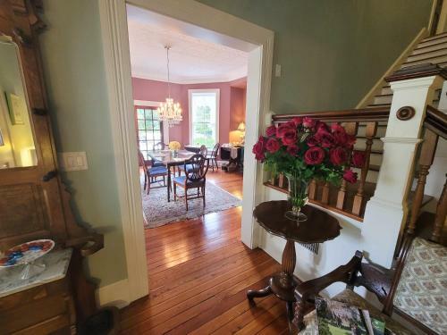 Bed & Breakfast Camellia Rose Inn- Briar Rose Room