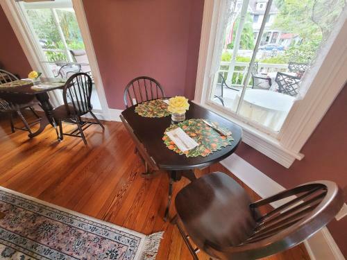 Bed & Breakfast Camellia Rose Inn- Briar Rose Room