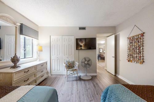 2072 Beach Wood