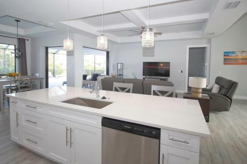 Villa Skyline Cape Coral, Private Heated Pool And Spa