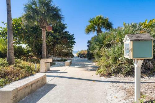 Charming Beach Cottage With Stunning Unset Views Pets Are Welcome Here Bella8