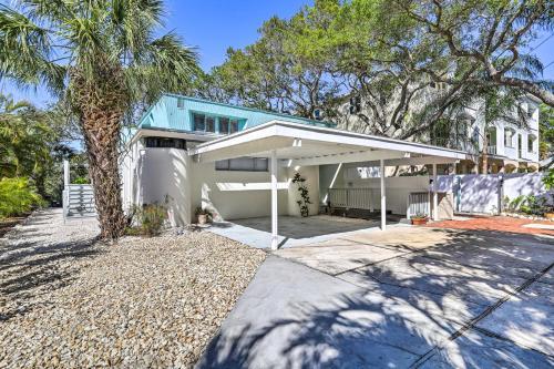 Tropical Waterfront Home Central Location!