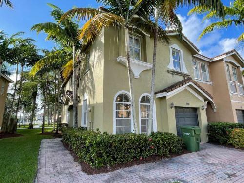 King Bed Home Near Keys, Miami Beach, Everglades