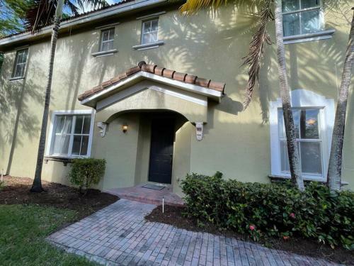 King Bed Home Near Keys, Miami Beach, Everglades