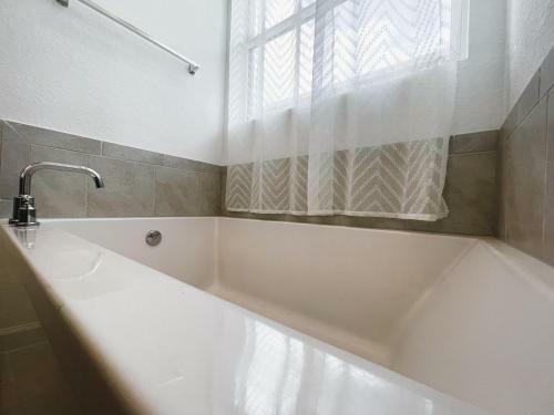 New 3br Spacious & Lux Beach House Theme By Air Base Miami