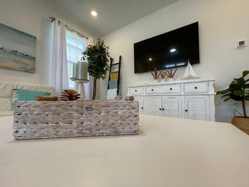 New 3br Spacious & Lux Beach House Theme By Air Base Miami