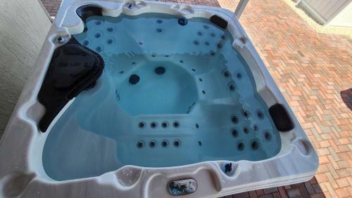 One Story Luxury Villa With Hot Tub