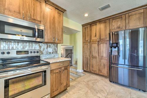 Spacious Canalfront Home With Kayaks 1 Mi To Beach!