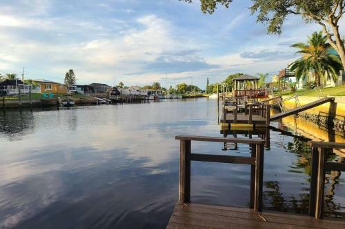 Coconut Cottage - Waterfront Home With Dock