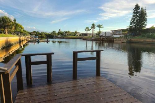 Coconut Cottage - Waterfront Home With Dock