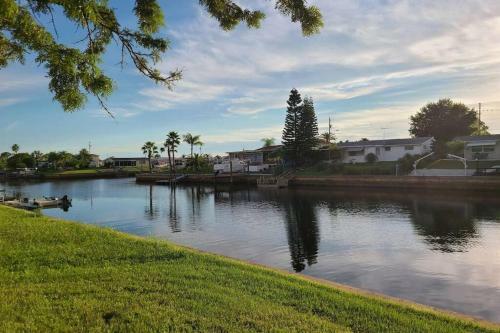 Coconut Cottage - Waterfront Home With Dock