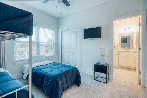 Villa Summer Breeze Beach House! Free Parking & Private Backyard