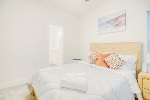 Villa Summer Breeze Beach House! Free Parking & Private Backyard