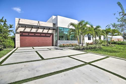 Sleek And Chic Waterfront Home With Private Pool!