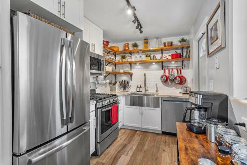 Ranch Style W/lush Courtyard & Grill, Full Kitchen- 5 Min To Beach