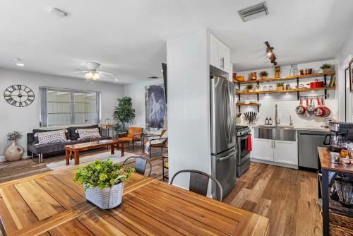 Ranch Style W/lush Courtyard & Grill, Full Kitchen- 5 Min To Beach