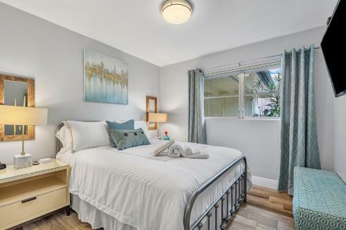 Ranch Style W/lush Courtyard & Grill, Full Kitchen- 5 Min To Beach