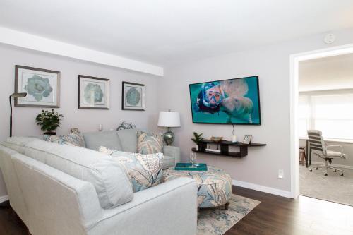 5 O'clock Somewhere - Short Term Rental Home
