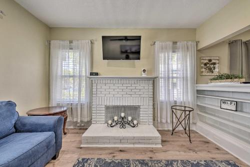 Charming And Central Jacksonville Home With Porch