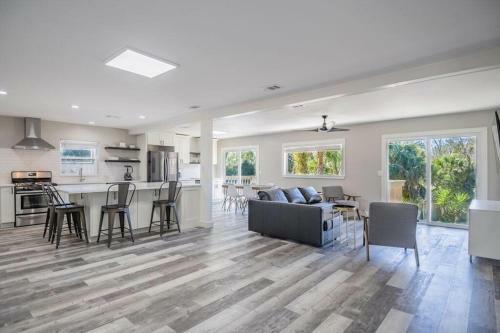 Remodeled Waterfront Oasis