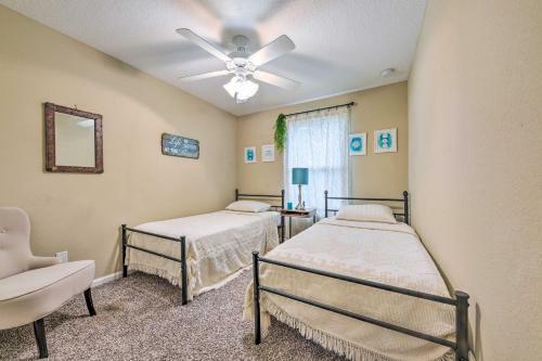 Bright Jacksonville Townhome 3 Mi To Beach!