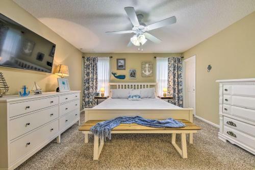 Bright Jacksonville Townhome 3 Mi To Beach!