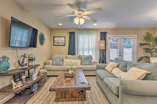 Bright Jacksonville Townhome 3 Mi To Beach!