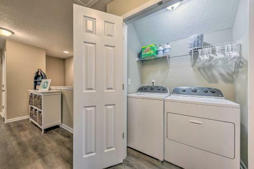 Bright Jacksonville Townhome 3 Mi To Beach!
