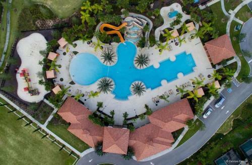 Spectacular Lassie Pool House View