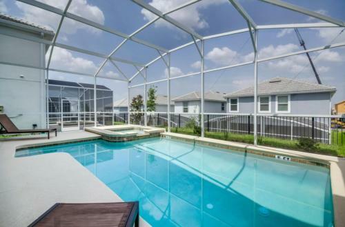 Spacious 6 Bedroom Home Free Water Park
