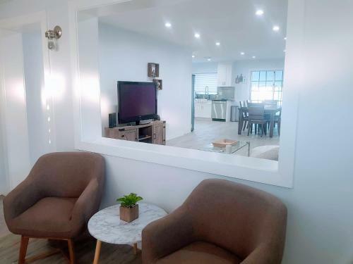 Downtown Hollywood - 3 Miles To Beach - Sleeps 8