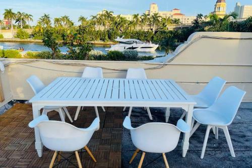 Villa Casa Playa: Lux 6br Waterfront-5 Min Walk To Beach