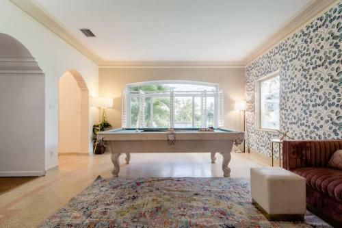 Villa Casa Playa: Lux 6br Waterfront-5 Min Walk To Beach