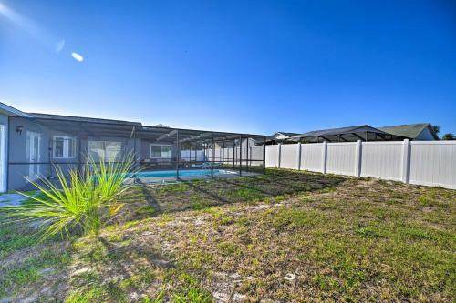 Port Richey Getaway With Lanai, Pool And Grill!