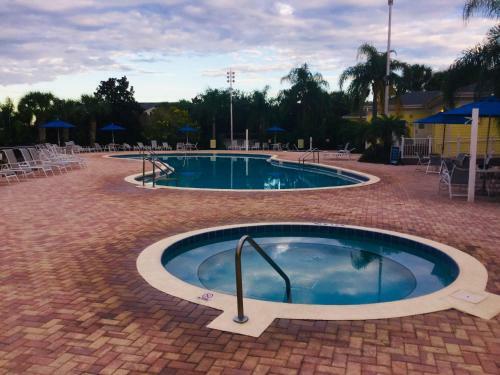 Beautiful 3 Bedroom Apartment Minutes From Disney!