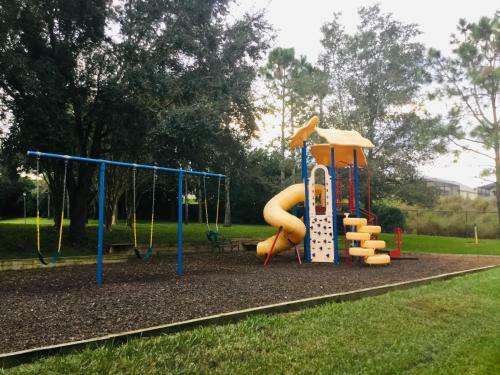 Beautiful 3 Bedroom Apartment Minutes From Disney!