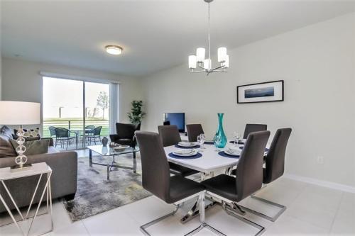 Luxurious 1st Floor 2 Bedroom Townhome Townhouse