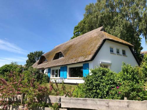 Charmantes, Ger�umiges Ferienhaus In Boddenn�he