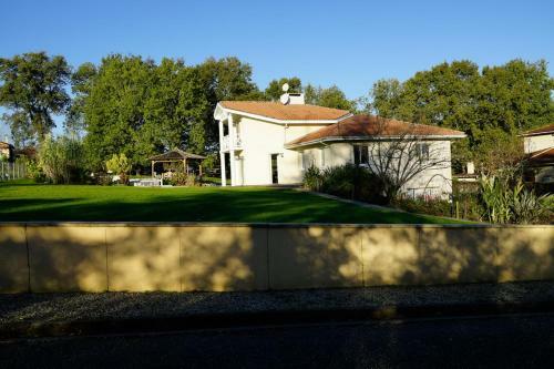 Villa Alba. Piscine Grand Jardin Hauts de Bordeaux