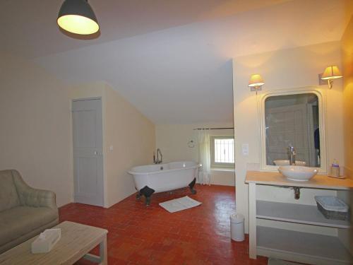 Modern Villa In Carpentras With Swimming Pool